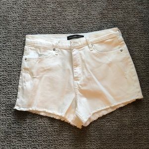 ABERCROMBIE & FITCH WHITE SHORTS SIZE 27